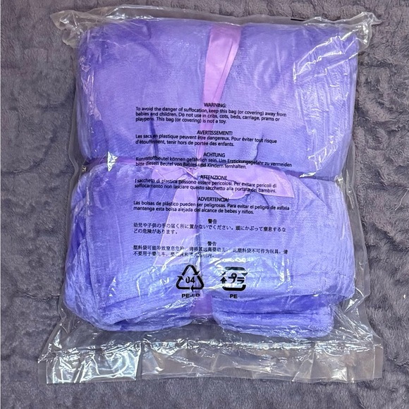 BRAND NEW Tirrinia Purple Premium Hoodie Blanket - Picture 2 of 2